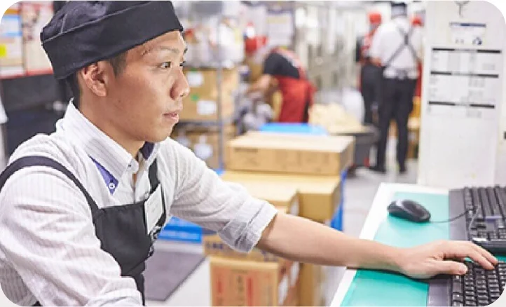 パソコンでシフトを組む社員